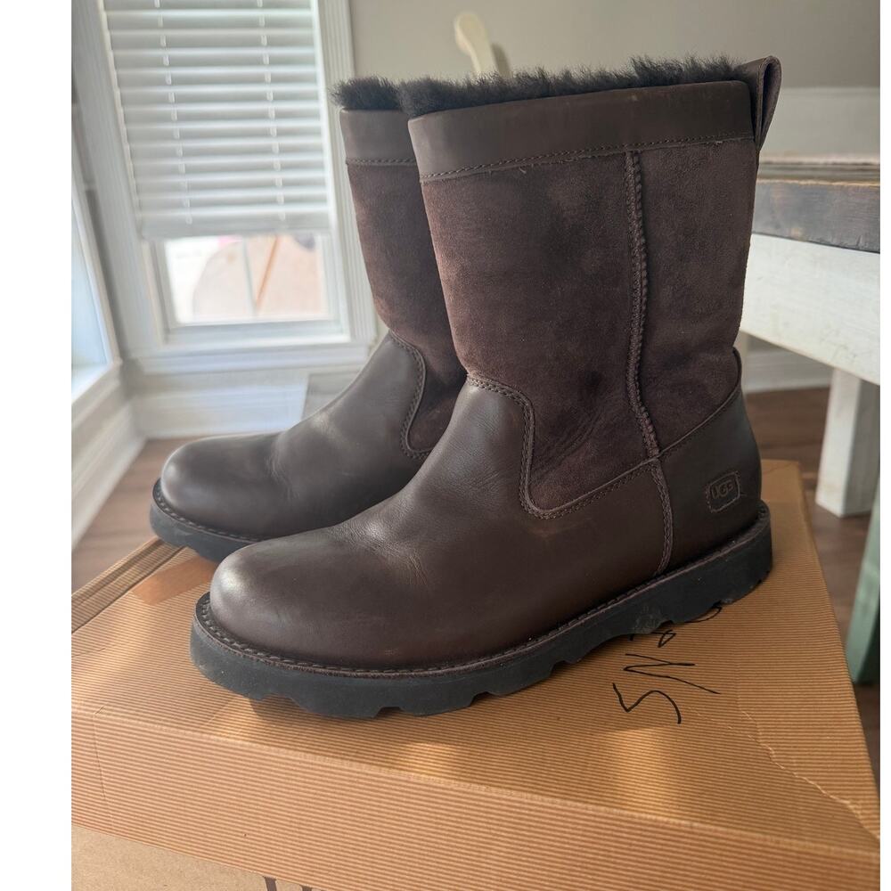 UGG Wrangell Boots Sz 10 Brown Sheepskin Lined Leather Pull-On Boots Vibram Sole